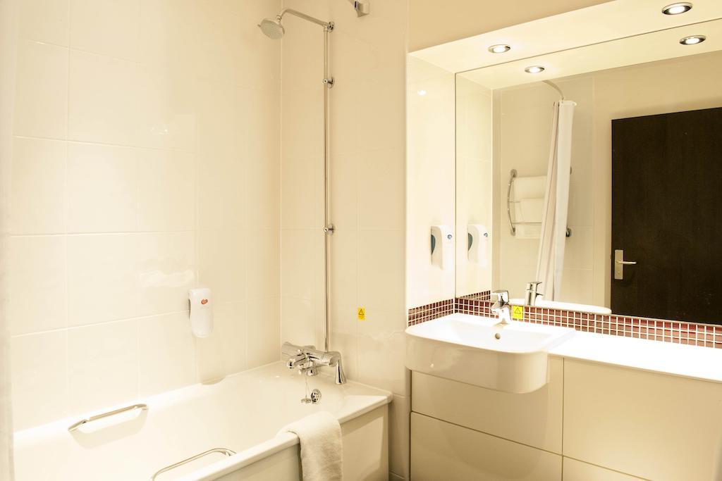 Premier Inn Bath City Centre Номер фото
